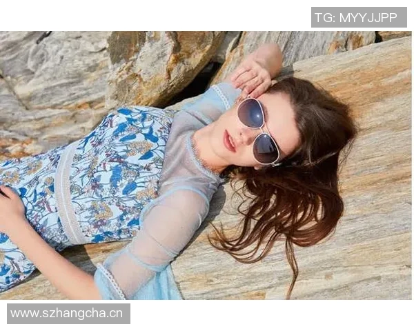 夏季必备时尚单品探索：如何选择最适合你的游泳衣，展现完美身姿